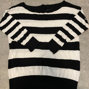 Randig stickad tröja  - Tun långärmad tröja  Randig 