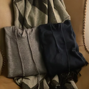 Cashmere tröja  - Två skit snygga cashmere tröjor, båda är använda fåtal gånger då de va lite försmå, tröjorna är i storlek xs och skulle passa allt från 160-170 skulle ja säga!! Ja säljer en för 750kr och båda för 1350kr har du nån fundering hör bara av dig då🤩🤩