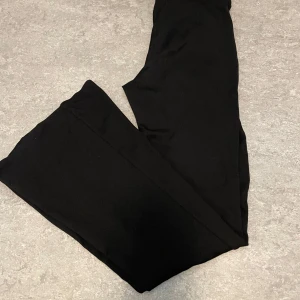 Leggings  - Svarta leggings Ginatricot