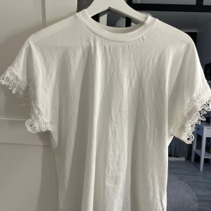 t-shirt med spetsärm  - jättefin