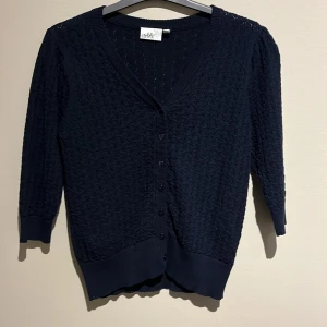 Stickad kofta - Säljer denna stickade koftan från Isolde i storlek s kontakta vid frågor och funderingar😊