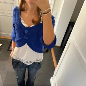 Blå stickad bolero  - Blå stickad bolero/kofta i fint skick. Kan varken hitta märke eller storlek men skulle säga S/M. Fint skick. Använd gärna köp nu!