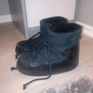 Inuikii skor -  Vinterskor från Inuikii storlek 39 . Säljer då det inte kommer till användning längre. De är extremt sparsamt använda och i väldigt bra skick.Orginalpris 3800 kr! skriv vid intresse!!!🩷