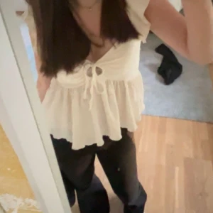 Super söt Vit topp - Topp från lager 157 som Knyts där fram! Den är super söt och har inga affekter men används inte längre! Har en i svart och en i vit och säljer båda så skriv vid intresse. Säljer båda för 150 kr, en kostar 75❤️