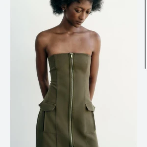 Strapless grön klänning - Superfin klänning som har kvar prislappen och är helt oanvänd. Nypris var 399. Finns inte kvar på zara