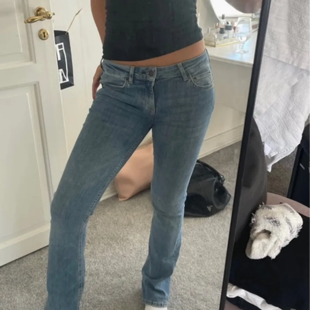 Mörkblåa jeans från Zara i strl 34❤️ Två första bilderna är lånade av tjejen jag köpte från (elsarosmark) jag är 163/164 cm lång och dom passar perfekt i längden. Jeans & Byxor.