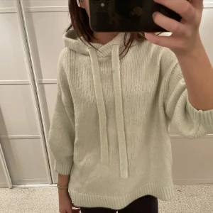 Tröja  - Ascool stickad hoodie med trekvartsärmar❤️ aldrig använd, därav nyskick❤️ storlek xs/s men lite oversized❤️