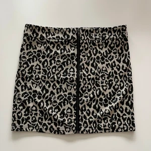 Leopard kjol  - Leopardmönstrad kjol med dragkedja, kort, fint skick, storlek M, skriv vid frågor 🫶
