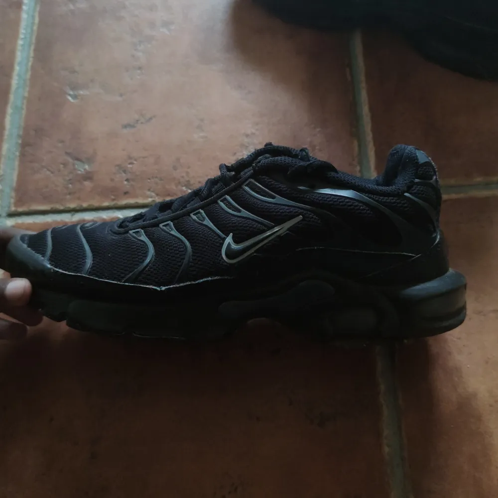 Jag säljer några gamla Nike air max de fungerar bra! . Skor.