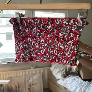 Röd bandeau  - Röd bandeau med vita blommor, använd fåtalgånger❤️