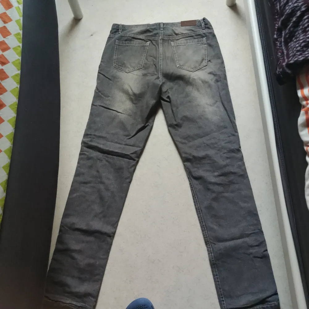 De fungerar bra behövs bara tvättas och använda strykjärn då ser de perfekta ut och kan anvmndas. Jeans & Byxor.