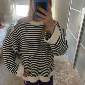 Randig stickad tröja  - Så fin stickad vit/svart randig tröja från Lindex! Bra skick 🫶🏼 