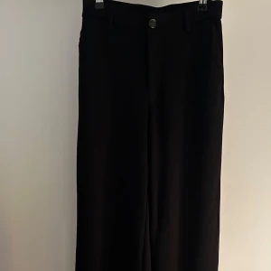 Kostymbyxor  - Svarta kostymbyxor från Lindex i stl xs. Väldigt sköna men också snygga! Går att styla med allt. Väldigt bra skick utan några hål eller större slitage💗