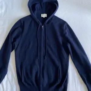 Säljer en Soft Goat zip hoodie i nyskick. Strl M och färg marinblå. Inga defekter eller liknande. 100% kashmir. Nypris: 3000 kr Mitt pris: 1800 kr