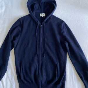 Soft goat hoodie  - Säljer en Soft Goat zip hoodie i nyskick. Strl M och färg marinblå. Inga defekter eller liknande. 100% kashmir. Nypris: 3000 kr Mitt pris: 1800 kr