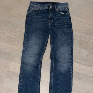 Replay jeans (Thad) - Detta är ett par mörk blåa Replay jeans 12y (150cm) de är i ett bra skick. Köparen betalt frakt.