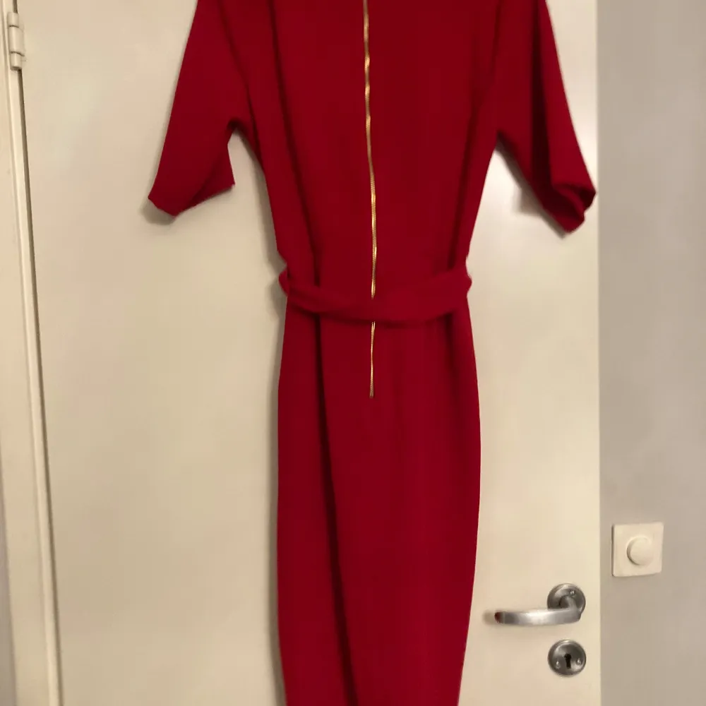 Helt ny midi klänning från Closet London.  Prislappar kvar. Köpt från Asos.  Modell: wrap tie midi dress Klänningen är omlott modell och har slits fram.  Skärp i midjan och guldkedja baktill.  Storlek: UK 12 / EU strl 40  Nypris 859kr. Klänningar.