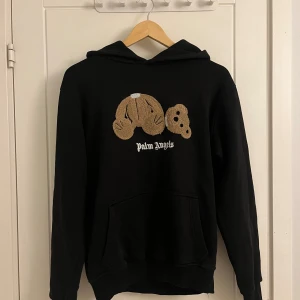 Palm angels hoodie  - En inte äkta Palm angels hoodie använd fåtal gånger. 