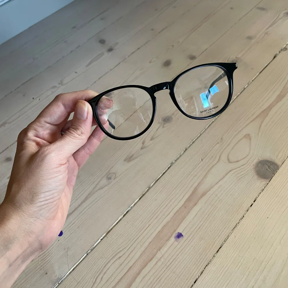 Nyskick. Oslipade glas (från optikern). Kan tas med till optiker för nya glas.. Accessoarer.