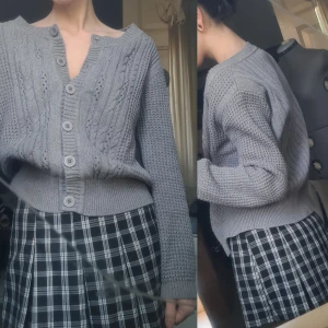 Kofta grå ribbad M - Nyskick, 100% bomull.  Byst 47, nederkant 39, längd 56, ärm 54