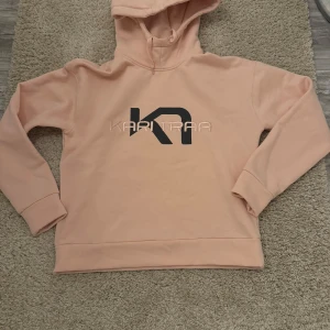 Kari traa tröja!  - Säljer denna fina Kari traa tröjan hoodie! Str S  knappt använd. 