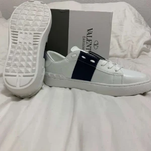 Valentino - Helt nya valentino skor och kommer med låda och en liten påse till varje sko