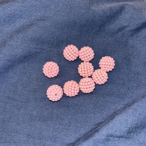 Rosa pärlor - Säljer ett set med nio supergulliga rosa pärlor. De är runda och täckta med små pärlor som ger en söt och unik look. Perfekta för att piffa upp vilken outfit som helst! 💖