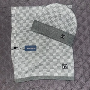 Louise Vuitton  - Louise Vuitton mössa och halsduk Köpte nyss, håller varmt under vintern. Bästa kvaliteten och finaste🔥 Skriv till mig om mer information 👇🏼
