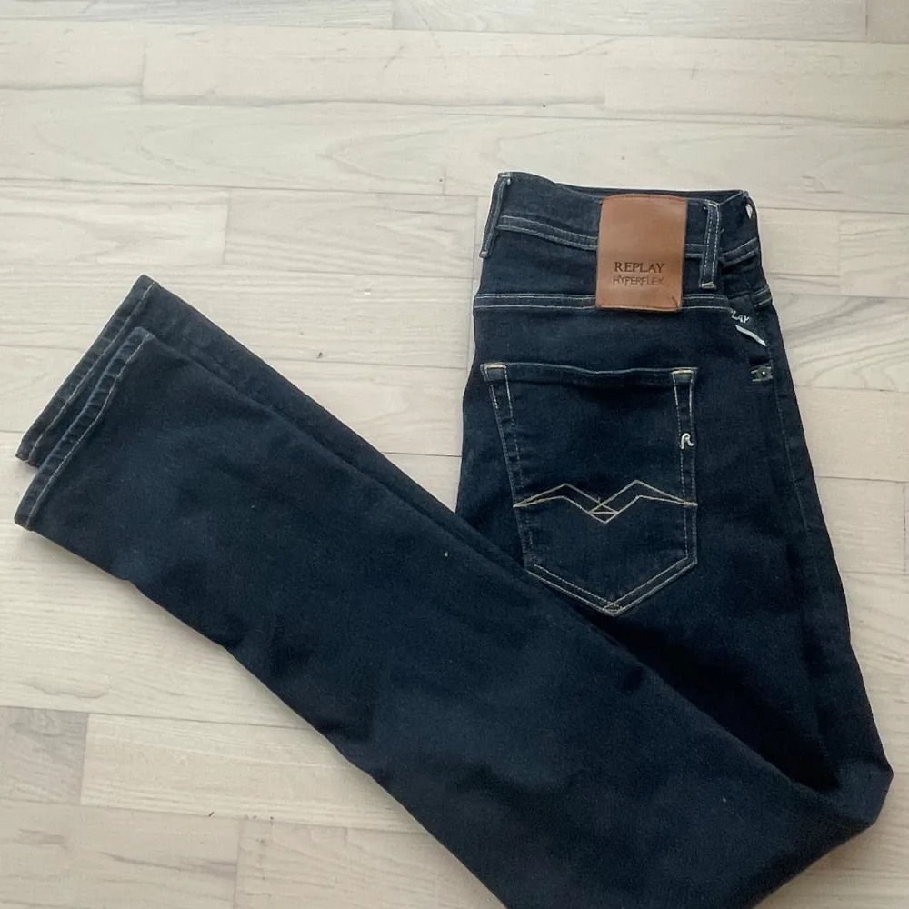 Säker nu mina lite äldre reaplay jeans. Dem är perfekta för vintern. Modellen är Grover och storlek 30. Priset går att diskuteras vid snabb affär!. Jeans & Byxor.