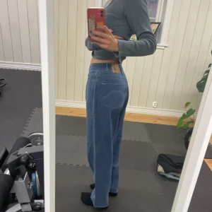 Vintage jeans - Vintage blå jeans. Midjemått 35 cm rakt över och 73 cm i innerbenet. Skriv vid frågor ☺️