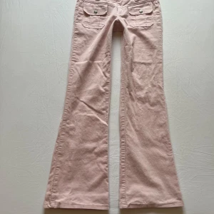 Street One manchesterbyxor  - Fina manchesterbyxor som säljs då dem inte passar längre i fint skick. Gullig ljusrosa färg som är mer ljusrosa i verkligheten med low waist och bootcut. Dem är uppsydda men går lätt att sprätta upp till orginal längd. Skriv om ni har några frågor!!