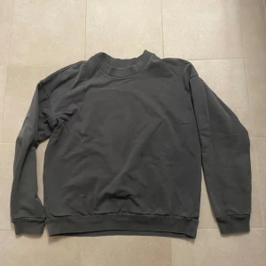 Jeanerica sweater strl S - Grå Jeanerica sweater i storlek S