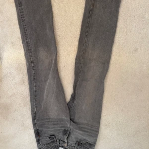 Zara jeans, använda men fortfarande i bra skick  - Gråa Zara jeans strolek 36