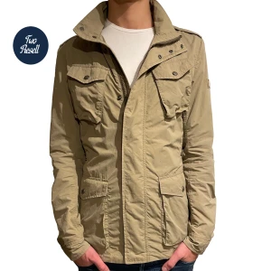 Woolrich Jacka - Säljer denna sjukt snygga och trendiga woolrich jackan perfekt nu till hösten! Finns en defekt på armen där bokstäverna har ramlat av lite men annrs är den som helt ny i skicket! Skriv ifall ni har någon som hällst fråga👍