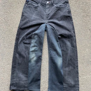 Baggy Flared Jeans w Double Pockets - Säljer mina handgjorda svarta baggy flared jeans med dubbla bakfickor och distressing detaljer. Storlek 34 eller 44cm i midjan, 100cm långa och 30,5cm i benöppningen. Hör av dig om du undrar något!