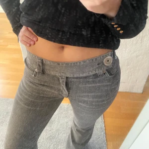 Bootcut jeans - Bootcut/flared jeans med najs detalj vid midjan 😍😍😍Passar S/M