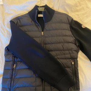 Moncler cardigan  - Jätte bra skick finns en jätte liten flaw fixad av skräddare så snyns inte knapt använd. Storleken är L men sitter lite mindre. Kvitto finns ny pris är 10.000kr