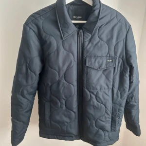 Quiltad jacka  - Använd en gång mer en storlek M