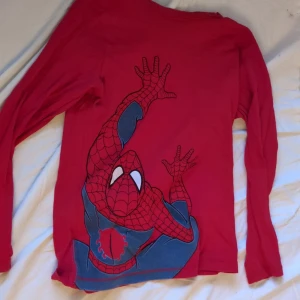 Spider man tröja  - Bra skick 