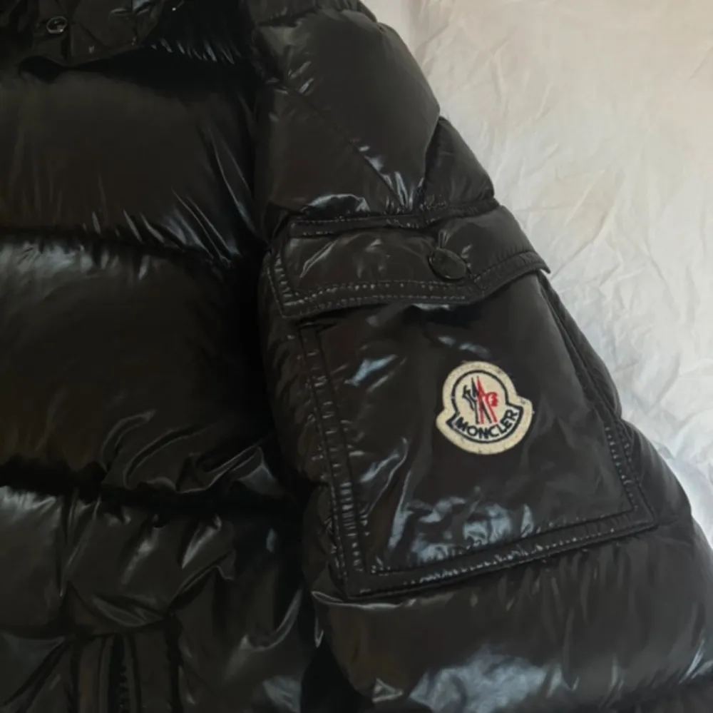 Hejsan, säljer min Moncler Maya Pufferjacka! Helt ny och fräsch i toppskick är den. Storlek M! Hör av er om ni är intresserad❤️. Jackor.