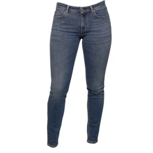 Acne studios Jeans - Ett par blå Jeans från Acne i modellen climb mid blue. Färgen är mest lik bild 1 i verkligheten. Jeansen är i mycket fint skick och har används väldigt sparsamt.   Mått Length: 92 cm Length inner leg: 71 cm Waist width: 33 cm Waist heigth: 22 cm