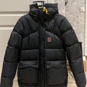 Svart Fjällräven jacka  - Jättefin Fjällräven jacka i modellen Expedition Down Light Women, storlek L. Som ny då den endast är använd vintern förra året. Kvitto finns.  5200kr