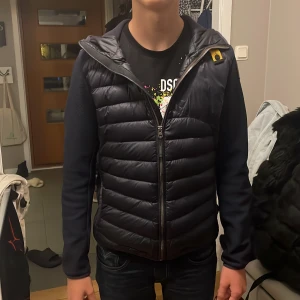Parajumper cardigan - Säljer min parajumper cardigan då jag börjar växa ut den den har ett jätte litet hål på insida av fickan och ett håll i ryggen som är igen sytt som inte syns så väll från håll som ni ser på bilden. Själv är jag 177 cm nypris 3000 mitt 2000
