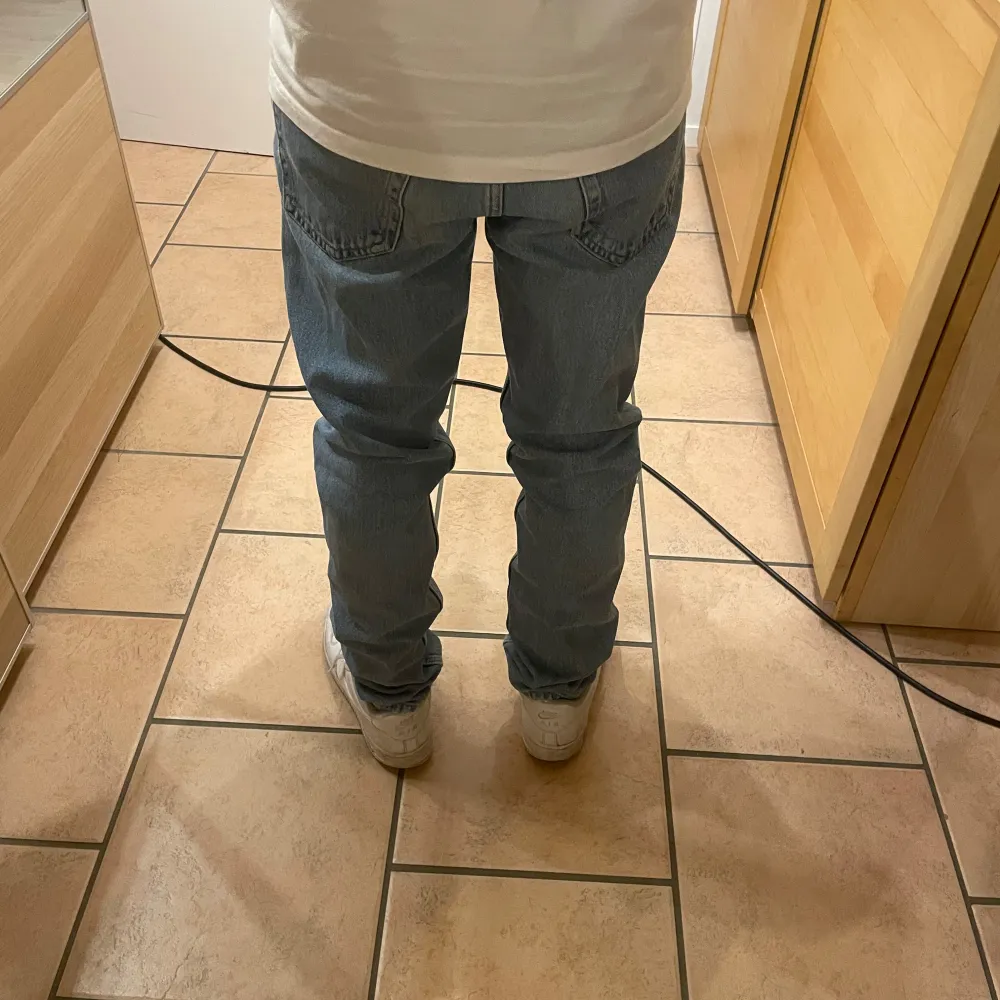 Storlek 28/32  Jag Är 175 lite korta på mig, 170-165 längd är perfekt för dessa jeans bra skick inga hål eller märken . Jeans & Byxor.