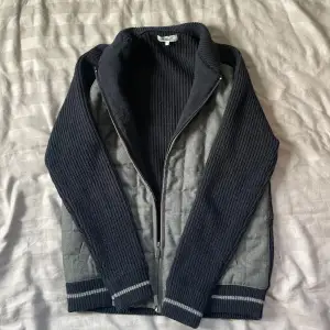 jättefin cardigan som är perfekt till hösten, cardiganen är i fint skick och säljs för den har vuxit ur! cond: 8/10 nypris : ≈3000 mitt pris: 899kr