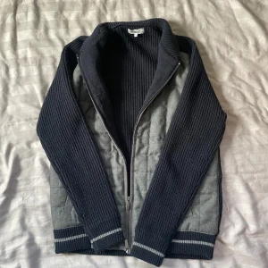 spada roma cardigan - jättefin cardigan som är perfekt till hösten, cardiganen är i fint skick och säljs för den har vuxit ur! cond: 8/10 nypris : ≈3000 mitt pris: 899kr