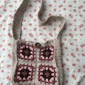 Virkad väska  - Söt virkad väska 💞 välgjord och perfekt för användning och dom axelväska 🎀 den är lagom stor så skulle säga M men skriv om ni vill ha exakt mått 🫶