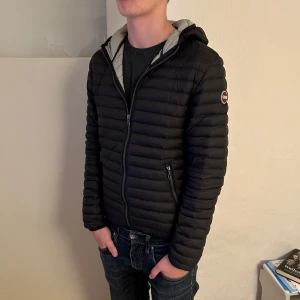Colmar Jacka - Säljer en fet Colmar Jacka | Storlek 16y, sitter som Small | Pris 2599kr | Skick 9,5/10 | Modellen på bilden är 177cm, 62kg | Hör av dig vid minsta fundering 🙌