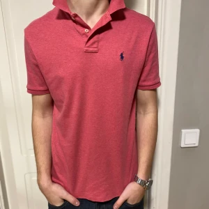 Ralph Lauren Piké - Tvär snygg Ralph Lauren piké i strl S men passar bättre på M.  10/10 skick. Skriv t oss vid frågor.