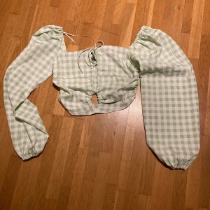 Långärmad top  - Fin grön knyttop från Gina tricot  Resår i ryggen 